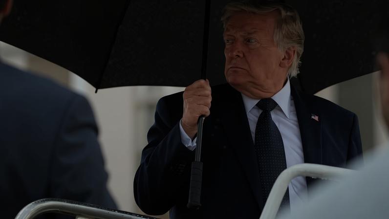 O presidente dos EUA, Trump, embarca no Air Force One na Base Aérea Conjunta Andrews.
