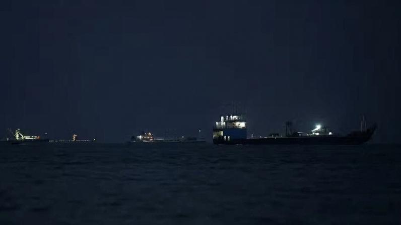 Embarcações no Estreito de Ormuz são visíveis perto da praia de Bandar Abbas, Irã — Foto: Majid Asgaripour/WANA via REUTERS