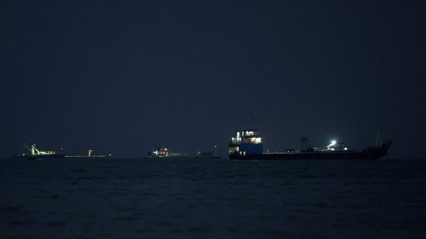 Embarcações no Estreito de Ormuz são visíveis perto da praia de Bandar Abbas, Irã, em 22 de maio de 2026 — Foto: Majid Asgaripour/WANA via REUTERS