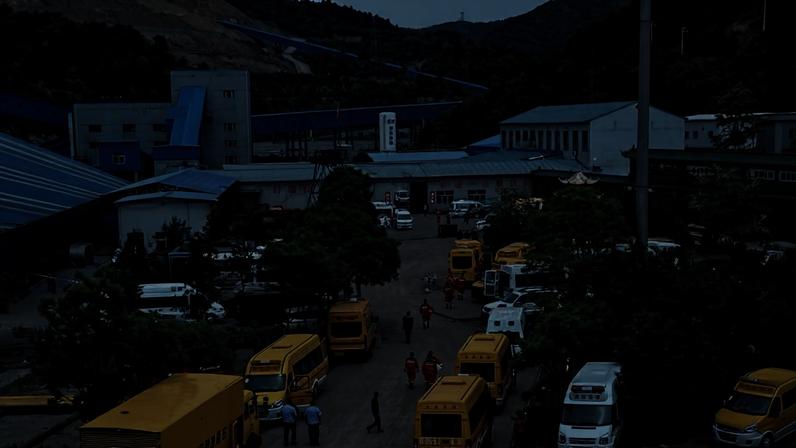 Equipes de resgate na área da mina de carvão de Liushenyu, onde 90 trabalhadores morreram após explosão de gás