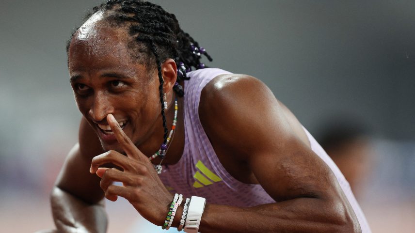 Alison dos Santos comemora título em Xiamen, na Diamond League — Foto: REUTERS/Go Nakamura