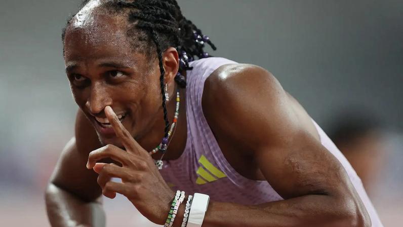 Alison dos Santos na prova dos 400 metros com barreiras na Diamond League em Xiamen