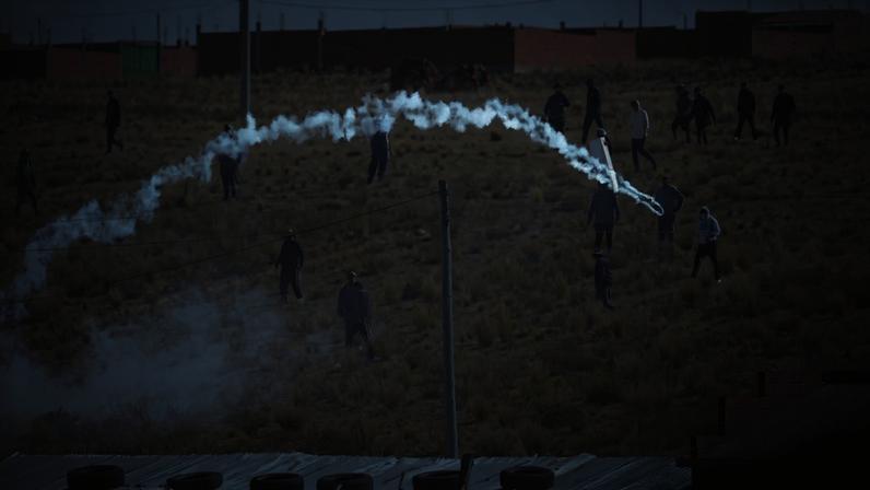 Forças de segurança usam gás lacrimogêneo durante protestos nacionais que pressionam o governo do presidente boliviano Rodrigo Paz a rever medidas de austeridade e enfrentar a alta do custo de vida, em Apacheta, Bolívia, 23 de maio de 2026. REUTERS/Claudia Morales – TPX IMAGES OF THE DAY