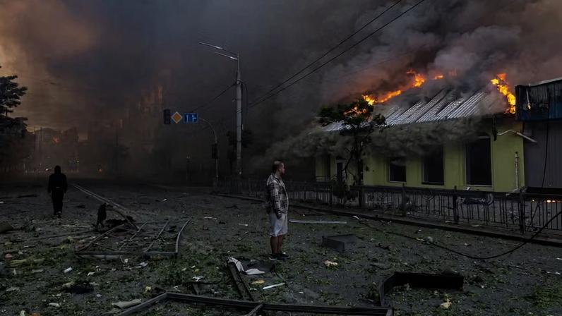 Prédios em chamas no domingo (24) após ataque russo a capital da Ucrânia, Kiev — Foto: Reuters /Thomas Peter