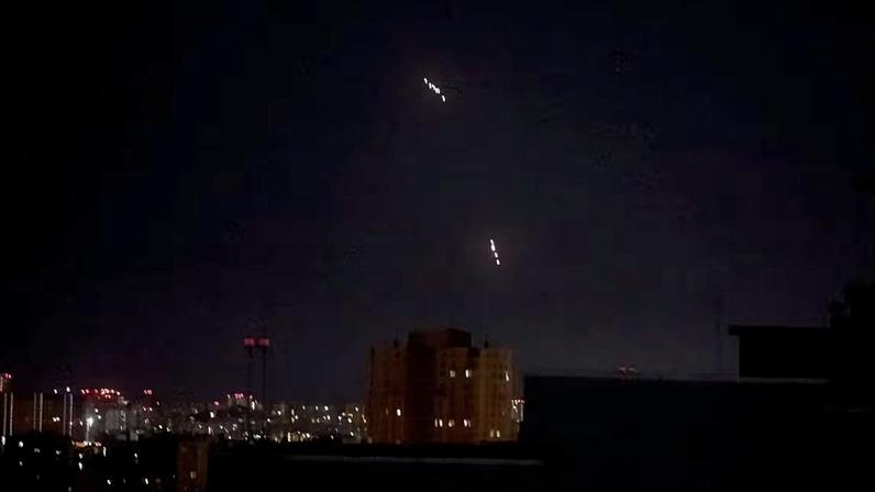 Mísseis russos, que parecem ser o míssil balístico hipersônico Oreshnik , segundo a Força Aérea Ucraniana, sobrevoam Kiev, na Ucrânia, durante um ataque com mísseis e drones russos, em meio à ofensiva da Rússia — Foto: Reuters/Gleb Garanich TPX IMAGES OF THE DAY