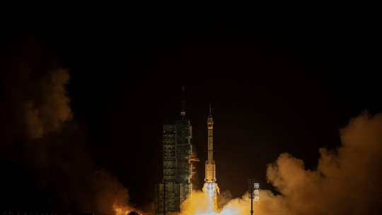 Foguete transportando a espaçonave Shenzhou-23, com os astronautas Zhu Yangzhu, Zhang Zhiyuan e Lai Ka-ying, é lançado no Centro de Lançamento de Satélites de Jiuquan, perto de Jiuquan, província de Gansu, na China, neste domingo, 24 de maio de 2026 — Foto: Reuters/Maxim Shemetov