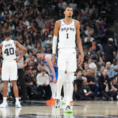 Wemby acerta cesta do meio da quadra e Spurs vencem OKC no Jogo 4 do Oeste