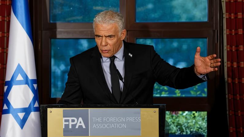 O político israelense Yair Lapid, cofundador do Together, sua nova aliança política com Naftali Bennett, concede uma entrevista coletiva em Jerusalém, em 25 de maio de 2026