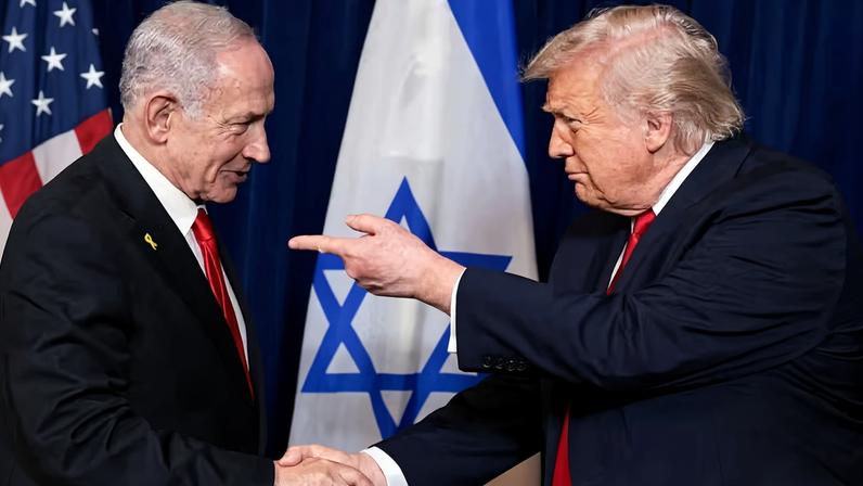 : O presidente dos EUA, Donald Trump, aponta o dedo para o primeiro-ministro israelense, Benjamin Netanyahu, enquanto apertam as mãos durante uma coletiva de imprensa após reunião no clube Mar-a-Lago de Trump, em Palm Beach, Flórida, EUA, em 29 de dezembro de 2025