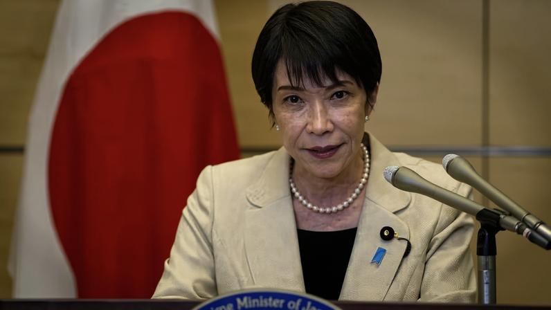 A primeira-ministra do Japão, Sanae Takaichi, fala com a imprensa em sua residência oficial em Tóquio, Japão, em 25 de maio de 2026, nesta foto tirada pela Kyodo