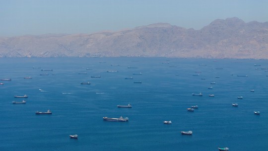 Navios ancorados no Estreito de Ormuz — Foto: Reuters