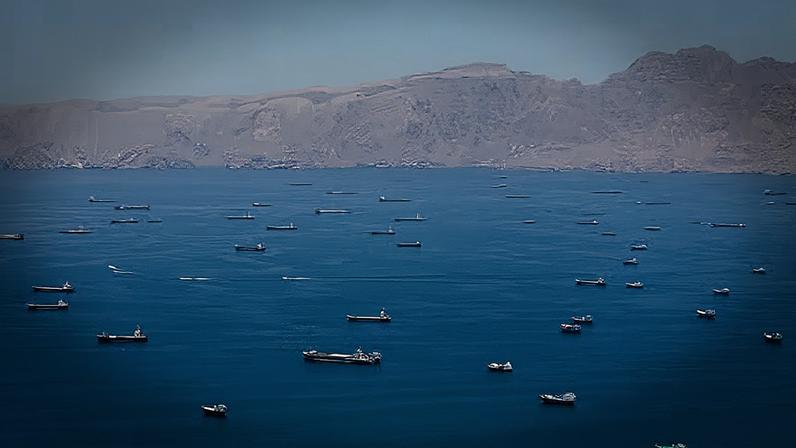 Navios ancorados no Estreito de Ormuz — Foto: Reuters