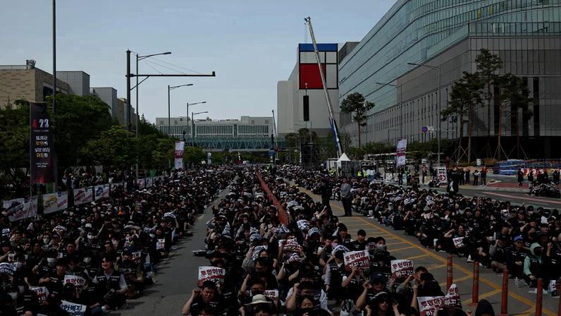 Membros do sindicato dos trabalhadores da Samsung Electronics cantam slogans durante um protesto contra os níveis de compensação da empresa antes de uma longa greve planejada em frente à fábrica de semicondutores da Samsung Electronics em Pyeongtaek, Coreia do Sul, em 23 de abril de 2026 REUTERS/Kim Hong-Ji
