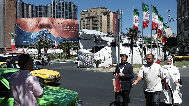 Pessoas passam por outdoor anti-EUA em Teerã, Irã