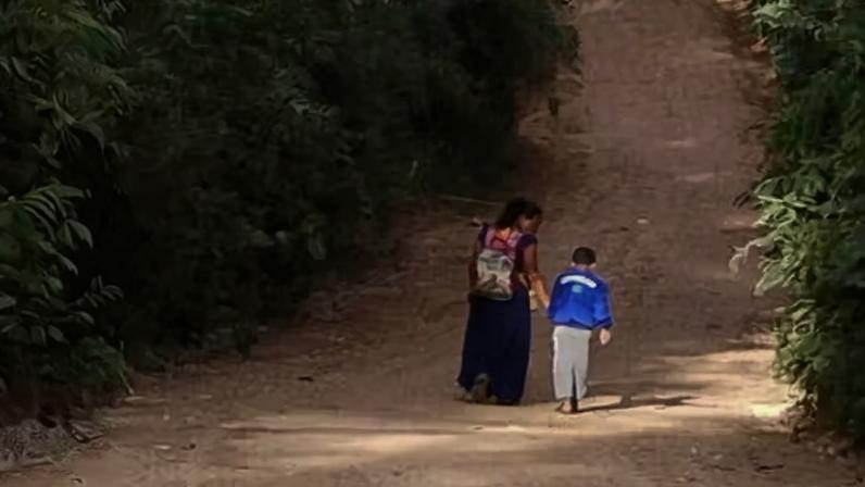 Marcela precisa fazer um trajeto de 16km para levar o filho à escola — Foto: Arquivo pessoal