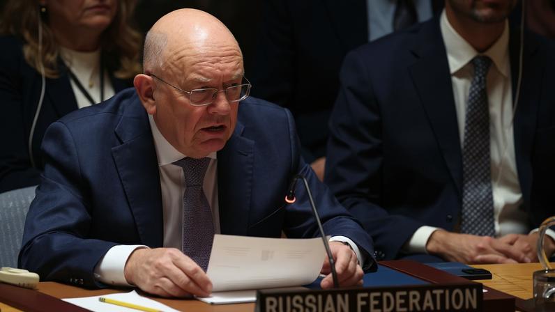 O embaixador russo nas Nações Unidas, Vassily Nebenzia, participa de uma reunião do Conselho de Segurança na sede das Nações Unidas em Nova York, EUA, em 26 de maio de 2026