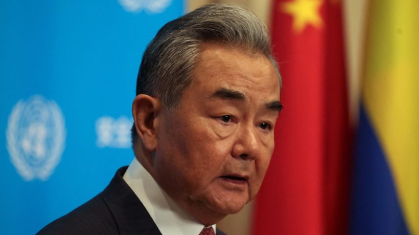 O ministro das Relações Exteriores da China, Wang Yi, conversa com a imprensa na sede da ONU em Nova York, EUA, em 26 de maio de 2026