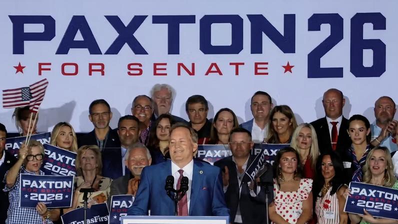 O procurador-geral do Texas, Ken Paxton, discursa para seus apoiadores após vencer o segundo turno das primárias republicanas para o Senado dos EUA no Texas — Foto: REUTERS/Evan Garcia