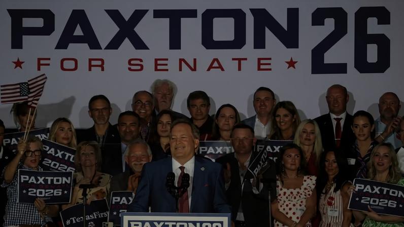 Aliado de Trump, Ken Paxton discursa após vencer primárias no Texas