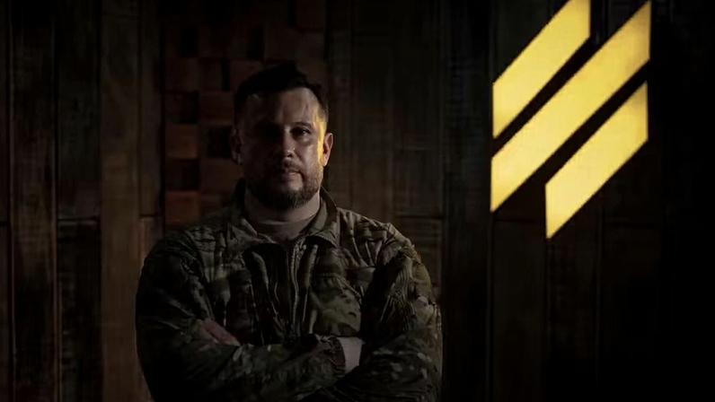 O Brigadeiro-General Andriy Biletsky, do Terceiro Corpo de Exército das Forças Armadas da Ucrânia, posa para fotos após uma entrevista, em meio ao ataque da Rússia à Ucrânia, em um local não divulgado na região de Kharkiv, Ucrânia, em 21 de maio de 2026