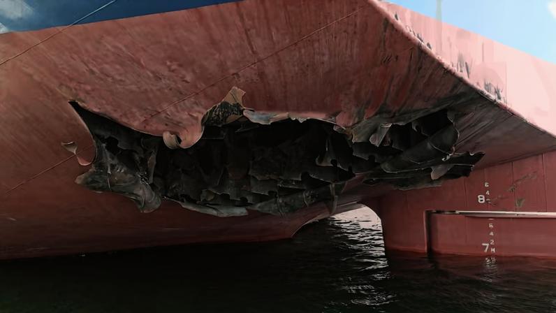 A popa danificada de um navio graneleiro operado pela empresa sul- coreana HMM , após ser atingido por dois objetos não identificados em 4 de maio, enquanto estava encalhado no Estreito de Ormuz, nesta imagem divulgada em 10 de maio de 2026.