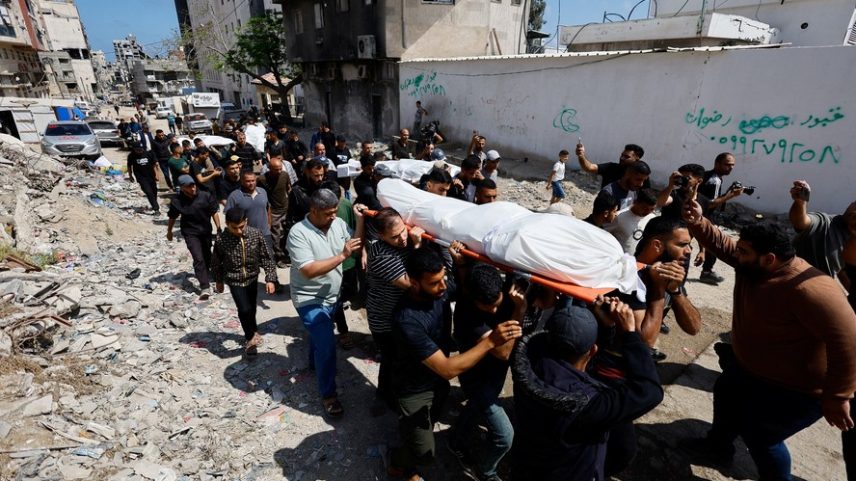 Pessoas em Gaza carregam corpo que seria de Mohammad Odeh, líder do Hamas morto em ataque de Israel