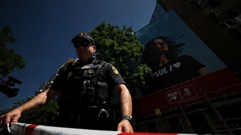 Policial isola sede em Madri do PSOE, partido governista da Espanha, durante operação