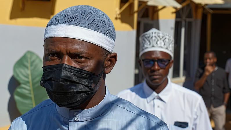 Fiéis muçulmanos deixam a Mesquita Central na cidade de Bunia, província de Ituri, República Democrática do Congo, após participarem das orações que marcam o feriado muçulmano de Eid al-Adha, enquanto as autoridades intensificam os esforços para conter um novo surto de ebola causado pela cepa do vírus Bundibugyo