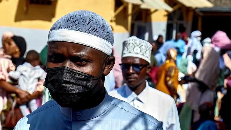Fiéis muçulmanos deixam a Mesquita Central na cidade de Bunia, província de Ituri, República Democrática do Congo, após participarem das orações que marcam o feriado muçulmano de Eid al-Adha, enquanto as autoridades intensificam os esforços para conter um novo surto de ebola causado pela cepa do vírus Bundibugyo