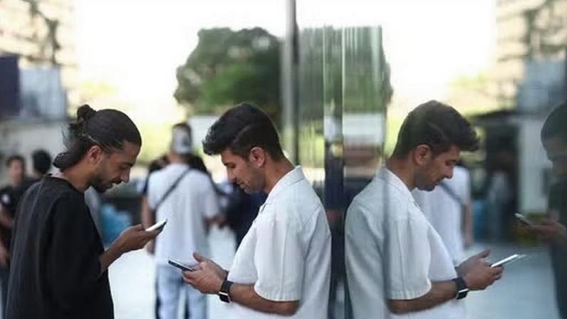 Iranianos usam a internet em Teerã nesta quarta-feira (27/05)