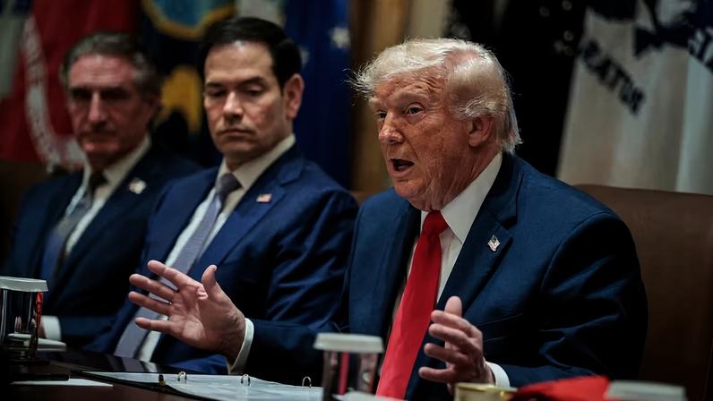 Trump discursa durante reunião de gabinete na Casa Branca — Foto: Evan Vucci/Reuters