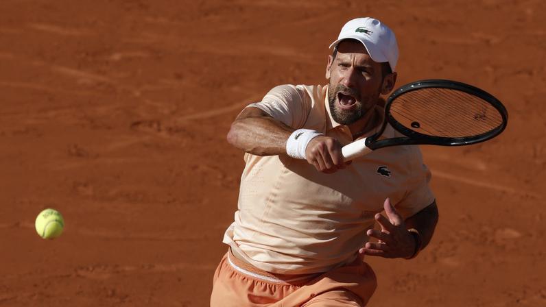 Novak Djokovic rebate bola contra Valentin Royer em Roland Garros — Foto: REUTERS/Benoit Tessier