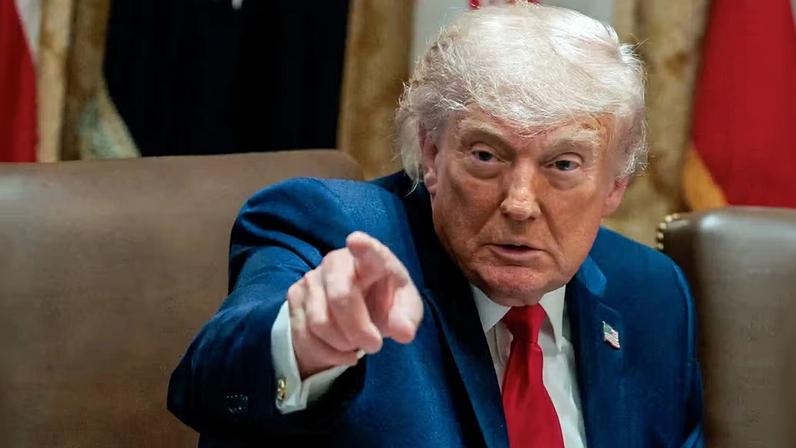 O presidente dos EUA, Donald Trump, aponta o dedo durante uma reunião de gabinete na Sala do Gabinete da Casa Branca, em Washington, DC, EUA, em 27 de maio de 2026 — Foto: REUTERS/Evan Vucci