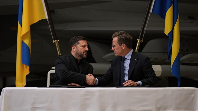 Primeiro-ministro sueco Ulf Kristersson e o presidente ucraniano Volodymyr Zelenskiy em Uppsala 28 de maio de 2026 Christine Olsson/TT News Agency/via REUTERS