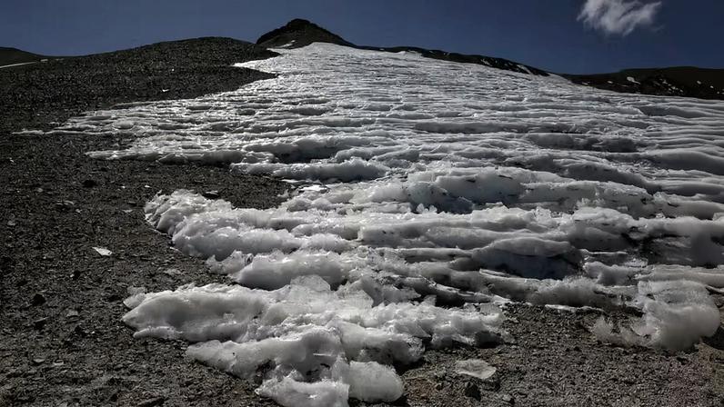 Vista da geleira Iver na Cordilheira dos Andes. O aumento das temperaturas globais devido às mudanças climáticas levou ao recuo da geleira e ao derretimento do permafrost