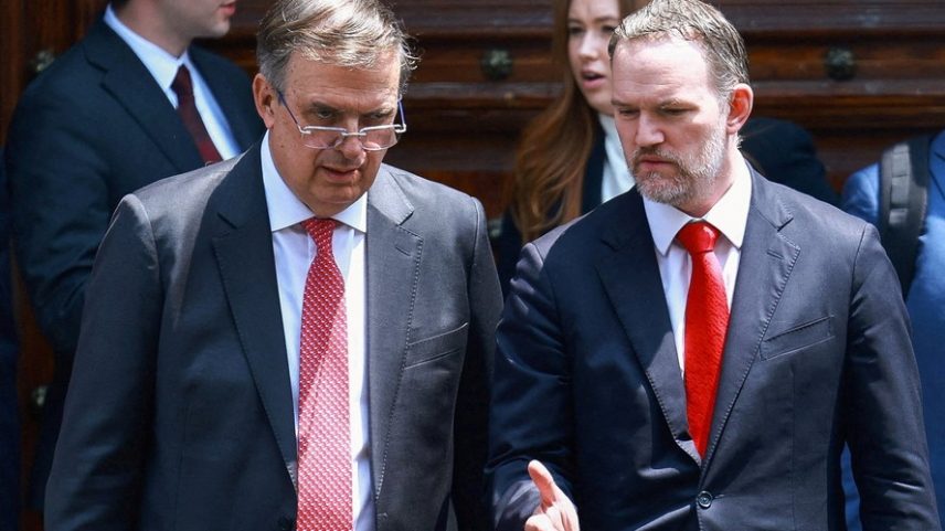 FOTO DE ARQUIVO: O Representante Comercial dos EUA, Jamieson Greer, conversa com o Ministro da Economia do México, Marcelo Ebrard, ao saírem do Palácio Nacional em meio a negociações para revisar o acordo comercial EUA-México-Canadá, na Cidade do México, México, 20 de abril de 2026 — Foto: REUTERS/Raquel Cunha/Foto de Arquivo