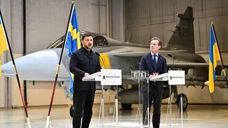 Volodymyr Zelensky (à esq.), presidente da Ucrânia, ao lado de Ulf Kristersson, premiê da Suécia — Foto: Christine Olsson/TT News Agency/via REUTERS