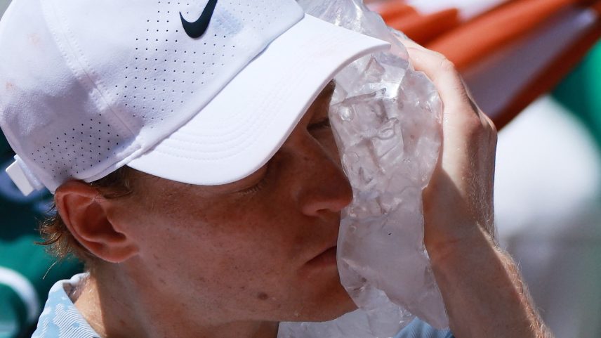 Jannik Sinner passa gelo no rosto para driblar o calor em Roland Garros — Foto: Reuters/Stephanie Lecocq