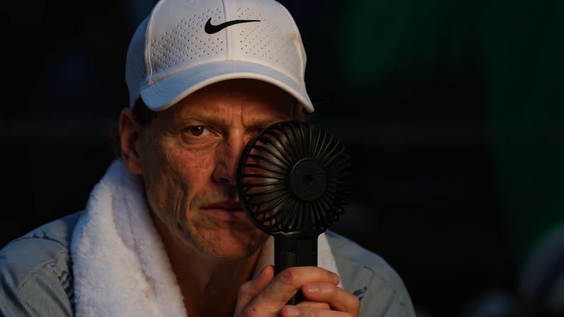 Sinner com ventilador no tempo técnico em Roland Garros — Foto: Reuters