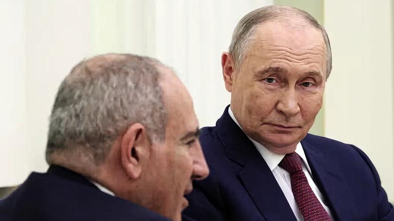 FOTO DE ARQUIVO: O presidente russo Vladimir Putin e o primeiro-ministro armênio Nikol Pashinyan participam de uma reunião no Kremlin, em Moscou, Rússia, em 1º de abril de 2026.