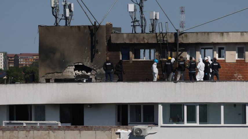Agentes da lei romenos trabalham no local de uma explosão em um bloco residencial após um ataque com drone perto da fronteira com a Ucrânia, em Galati, Romênia , 29 de maio de 2026 — Foto: Inquam Photos/George Calin via REUTERS