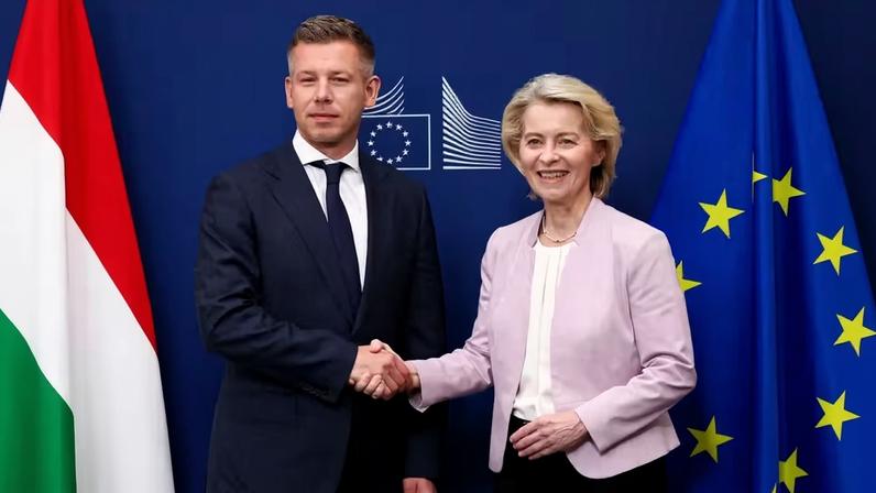 O primeiro-ministro húngaro, Peter Magyar, e a presidente da Comissão Europeia, Ursula von der Leyen, apertam as mãos durante um encontro na sede da Comissão Europeia, em Bruxelas, Bélgica, em 29 de maio de 2026