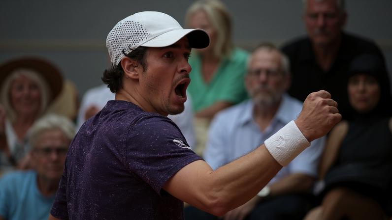 João Fonseca x Djokovic Roland Garros — Foto: Guglielmo Mangiapane/Reuters