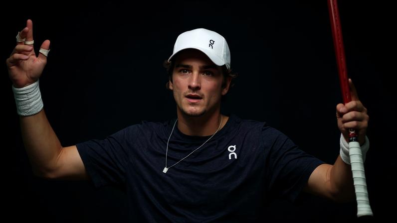 João Fonseca celebra ponto contra Novak Djokovic em Roland Garros 2026 — Foto: Reuters