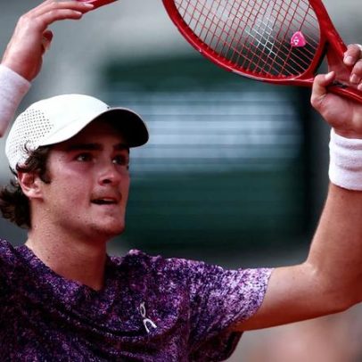 Fonseca vence Djokovic em Roland Garros com triunfo épico