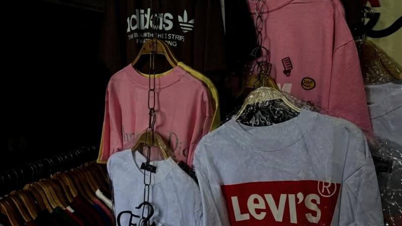Mercadorias expostas no mercado de Ninh Hiep, nos arredores de Hanói: apontado pelos EUA como polo de falsificação