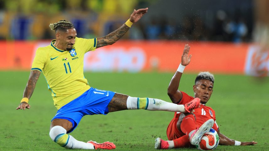 Raphinha briga pela bola no amistoso do Brasil contra o Panamá — Foto: REUTERS/Pilar Olivares