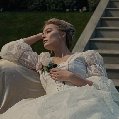 Diretor de Wuthering Heights lamenta não ter mostrado axilas cabeludas de Margot Robbie