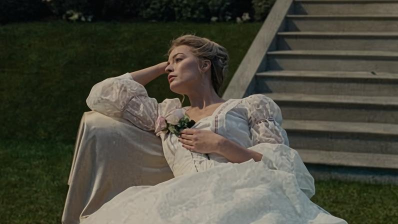 Diretor de Wuthering Heights lamenta não ter mostrado axilas cabeludas de Margot Robbie