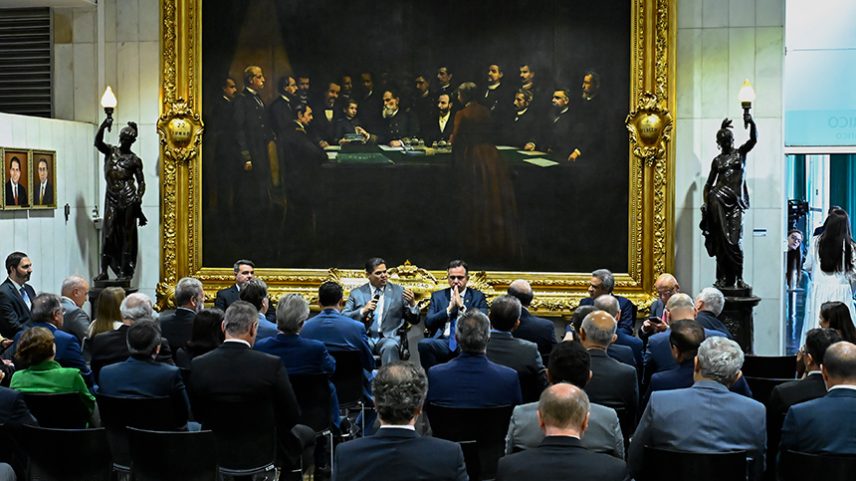 Participam: ministro do Tribunal de Contas da União (TCU), Jorge Oliveira; presidente do Senado, senador Davi Alcolumbre (União-AP) em pronunciamento; senador Rodrigo Pacheco (PSD-MG); presidente da Associação dos Membros dos Tribunais de Contas do Brasil (Atricon), Edilson de Sousa Silva (TCE-RO); senador Esperidião Amin (PP-SC).